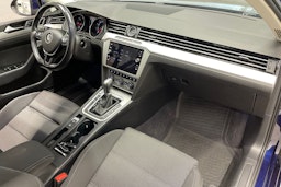 sininen Volkswagen Passat 2019 kuva 37.