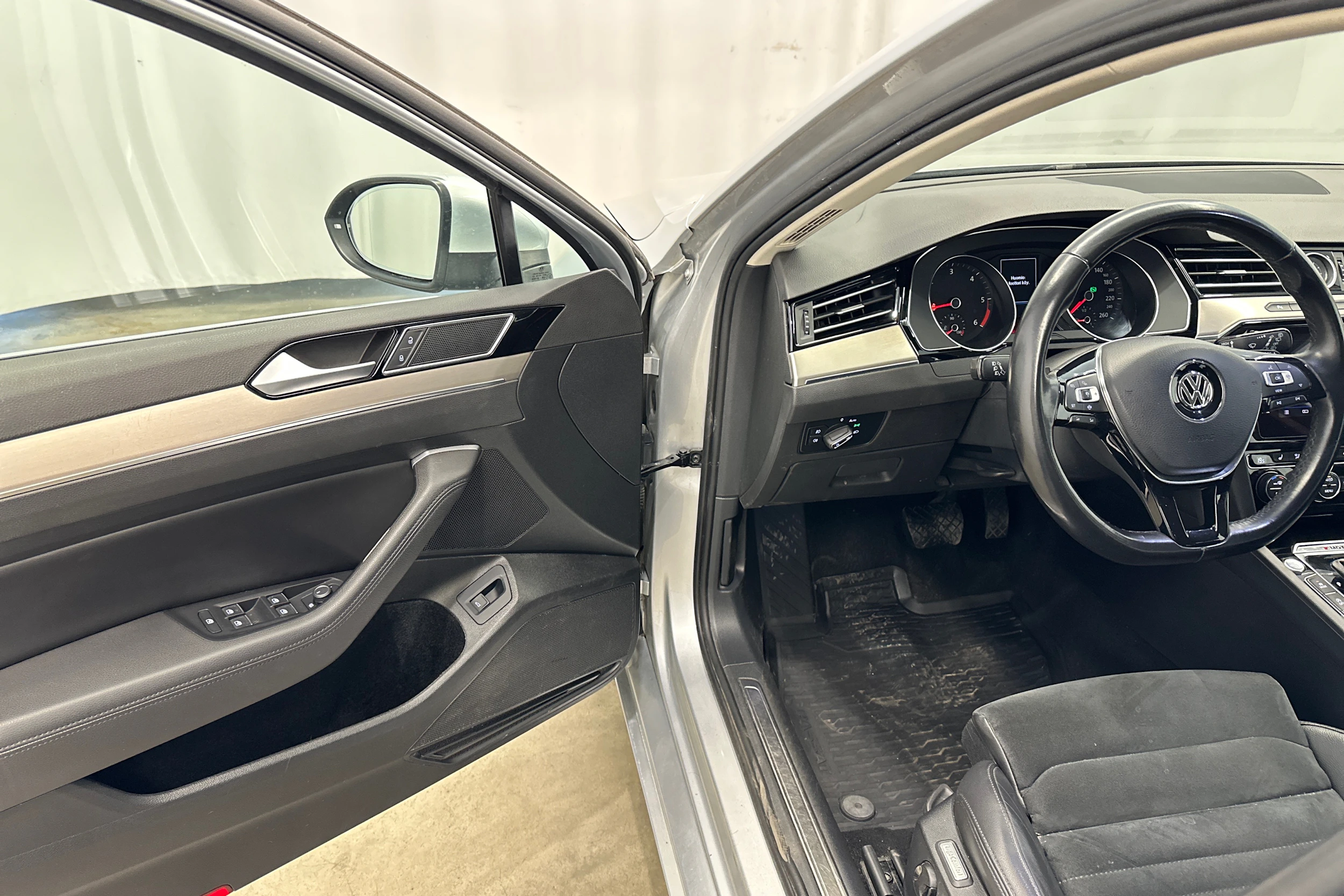 hopea Volkswagen Passat 2019 kuva 15.