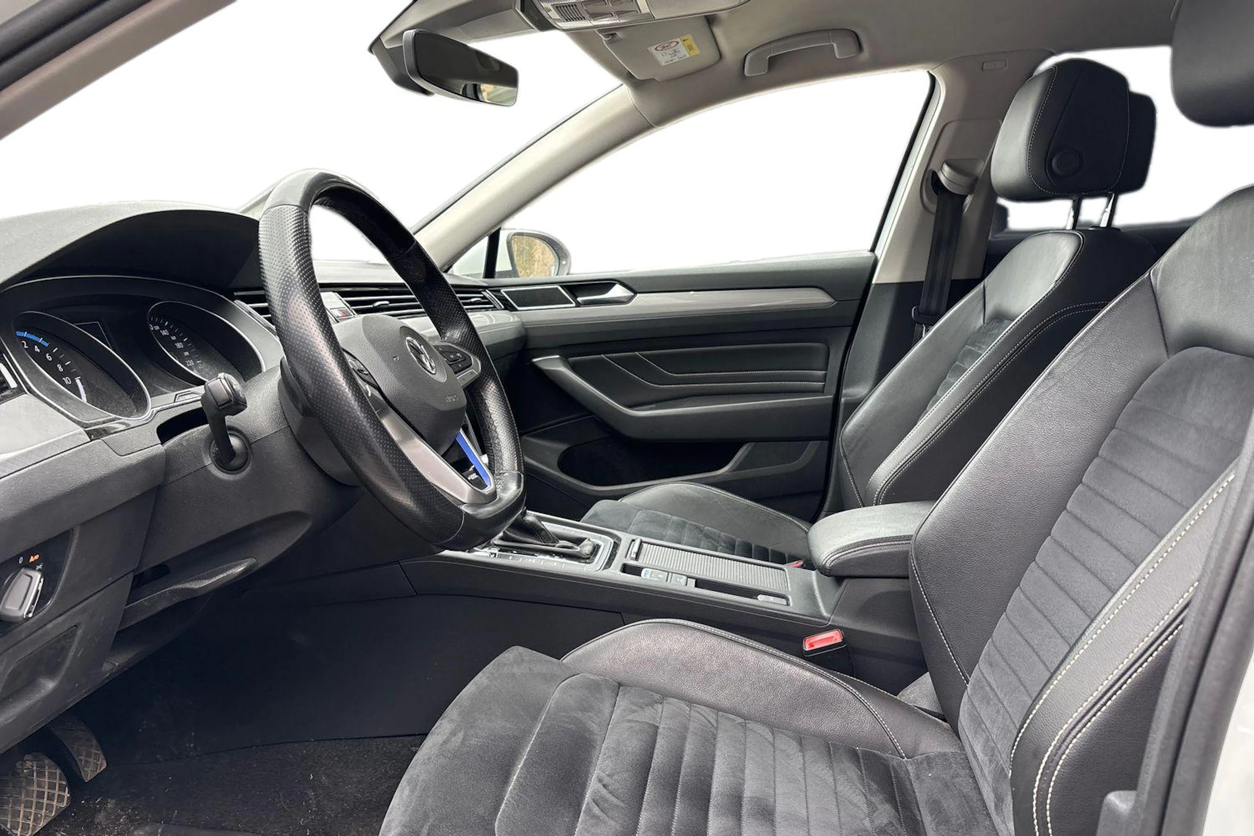 valkoinen Volkswagen Passat 2019 kuva 3.