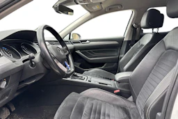 valkoinen Volkswagen Passat 2019 kuva 3.