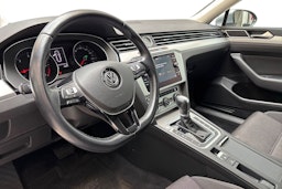 sininen Volkswagen Passat 2019 kuva 7.