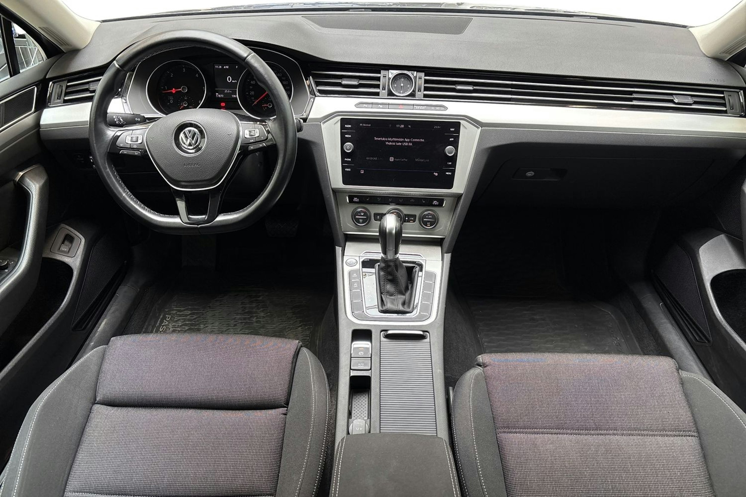 sininen Volkswagen Passat 2019 kuva 9.