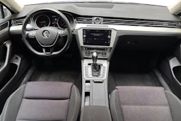 sininen Volkswagen Passat 2019 kuva 9.