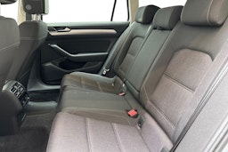 sininen Volkswagen Passat 2019 kuva 10.