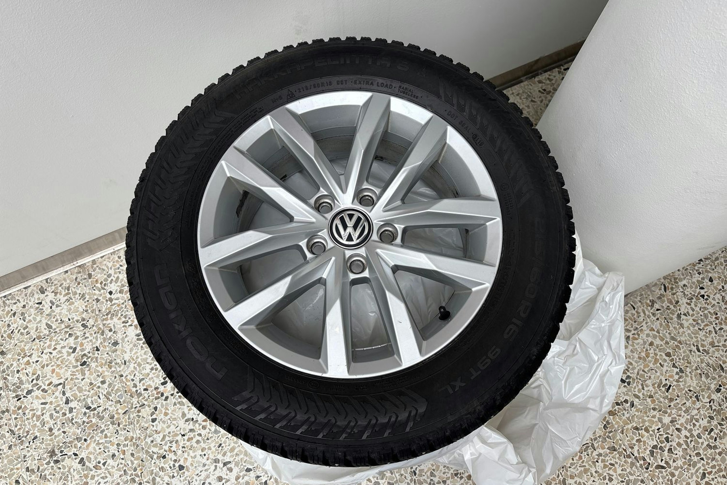 sininen Volkswagen Passat 2019 kuva 14.