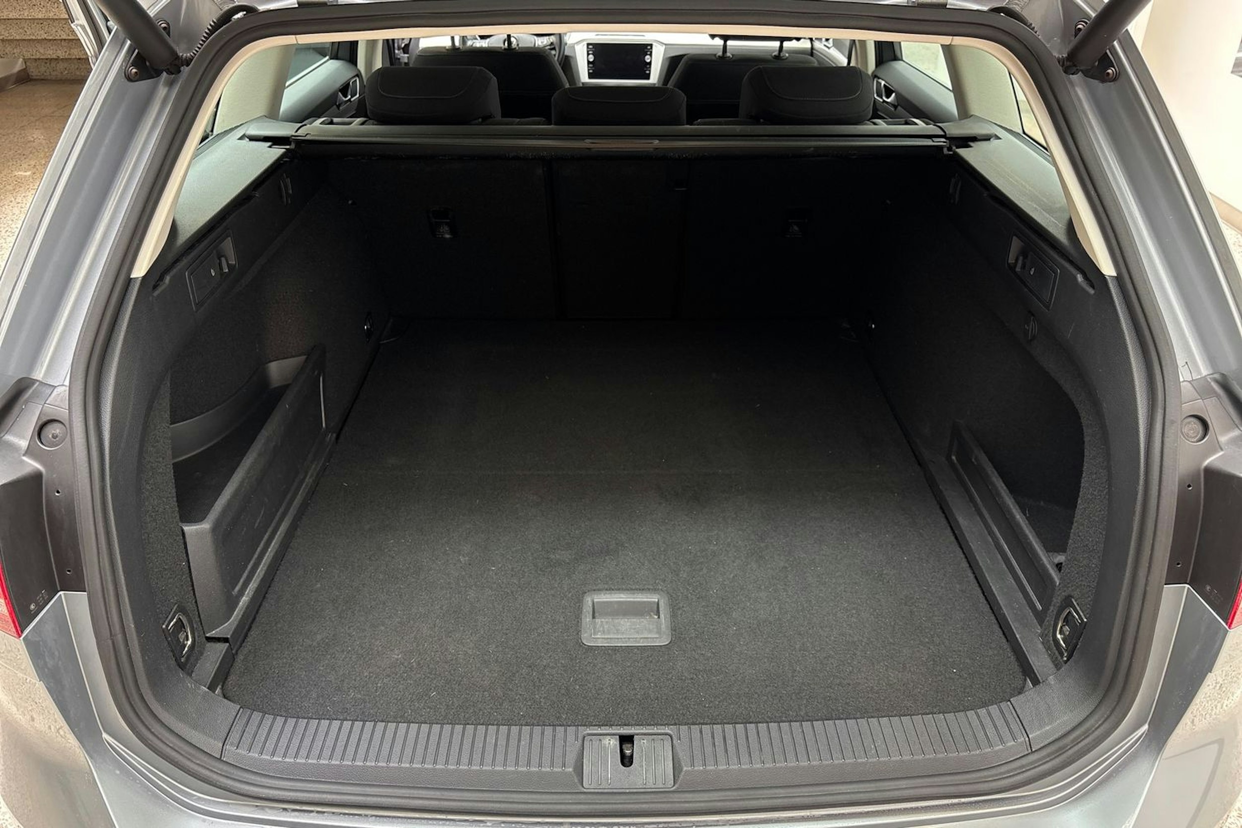 sininen Volkswagen Passat 2019 kuva 15.