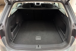 sininen Volkswagen Passat 2019 kuva 15.