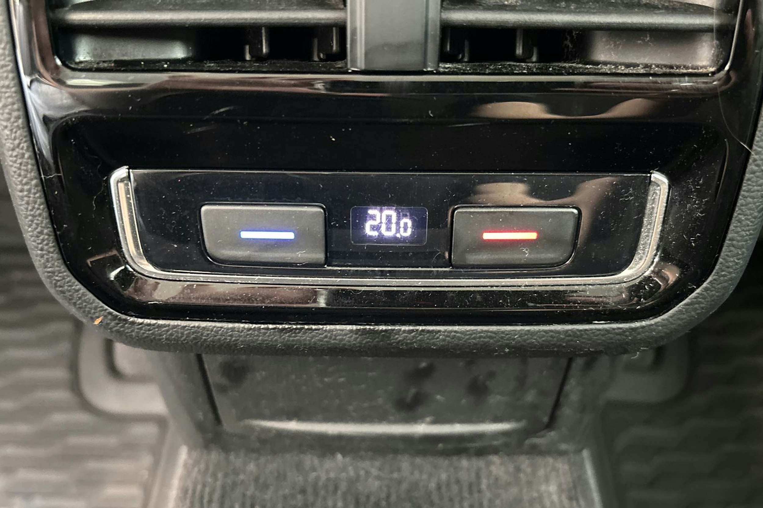 sininen Volkswagen Passat 2019 kuva 17.