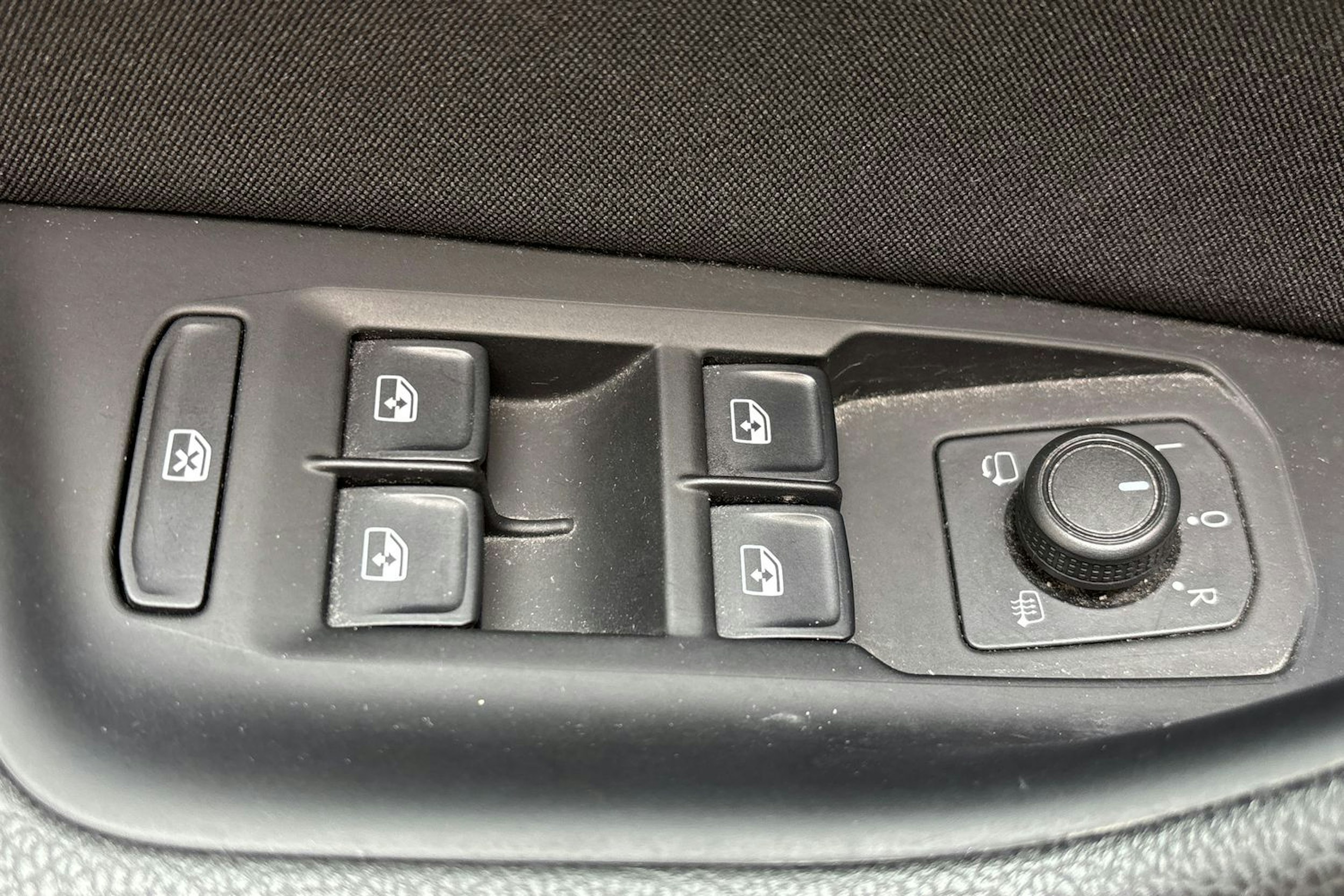 sininen Volkswagen Passat 2019 kuva 18.