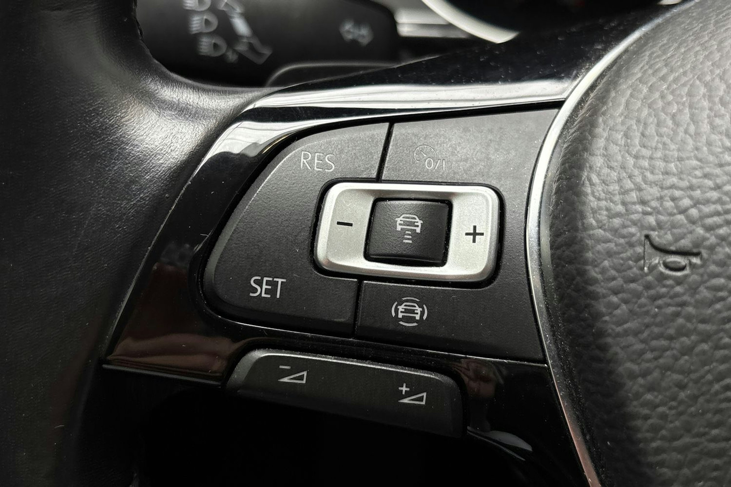 sininen Volkswagen Passat 2019 kuva 20.