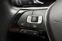 sininen Volkswagen Passat 2019 kuva 20.
