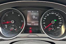 sininen Volkswagen Passat 2019 kuva 22.