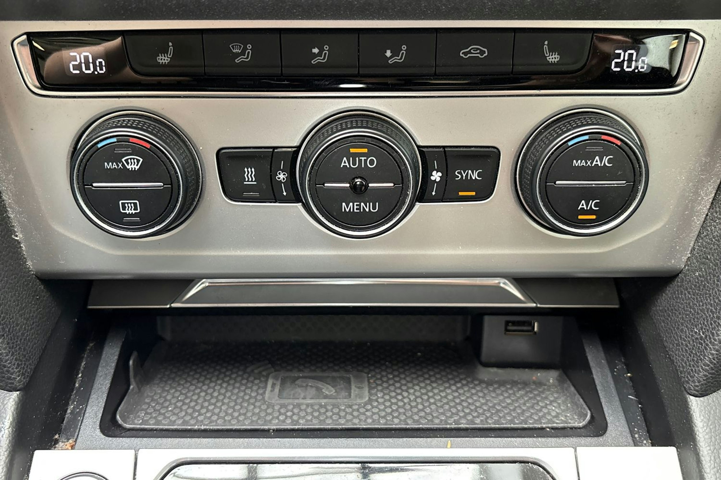 sininen Volkswagen Passat 2019 kuva 28.