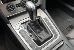 sininen Volkswagen Passat 2019 kuva 29.