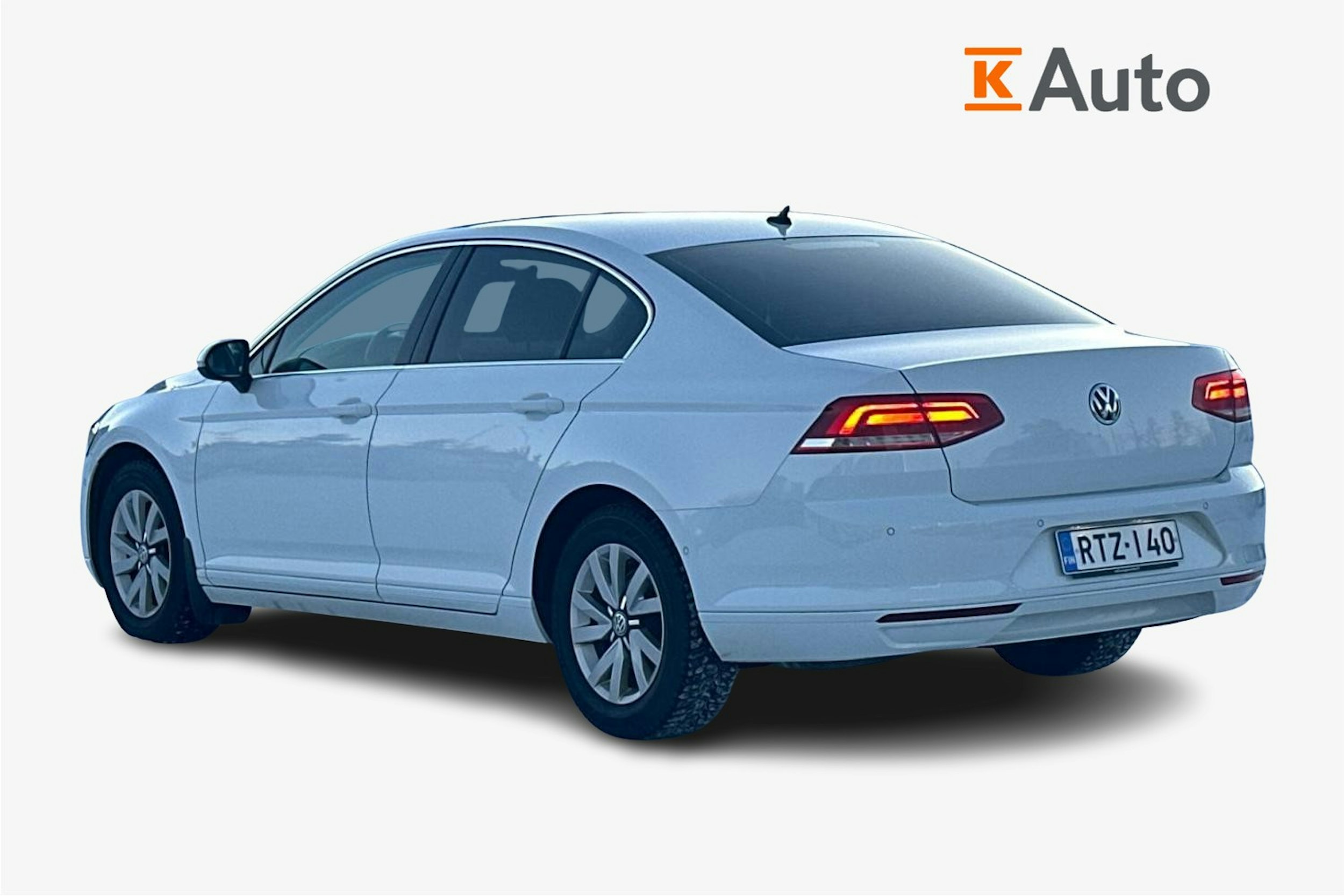 valkoinen Volkswagen Passat 2019 kuva 2.