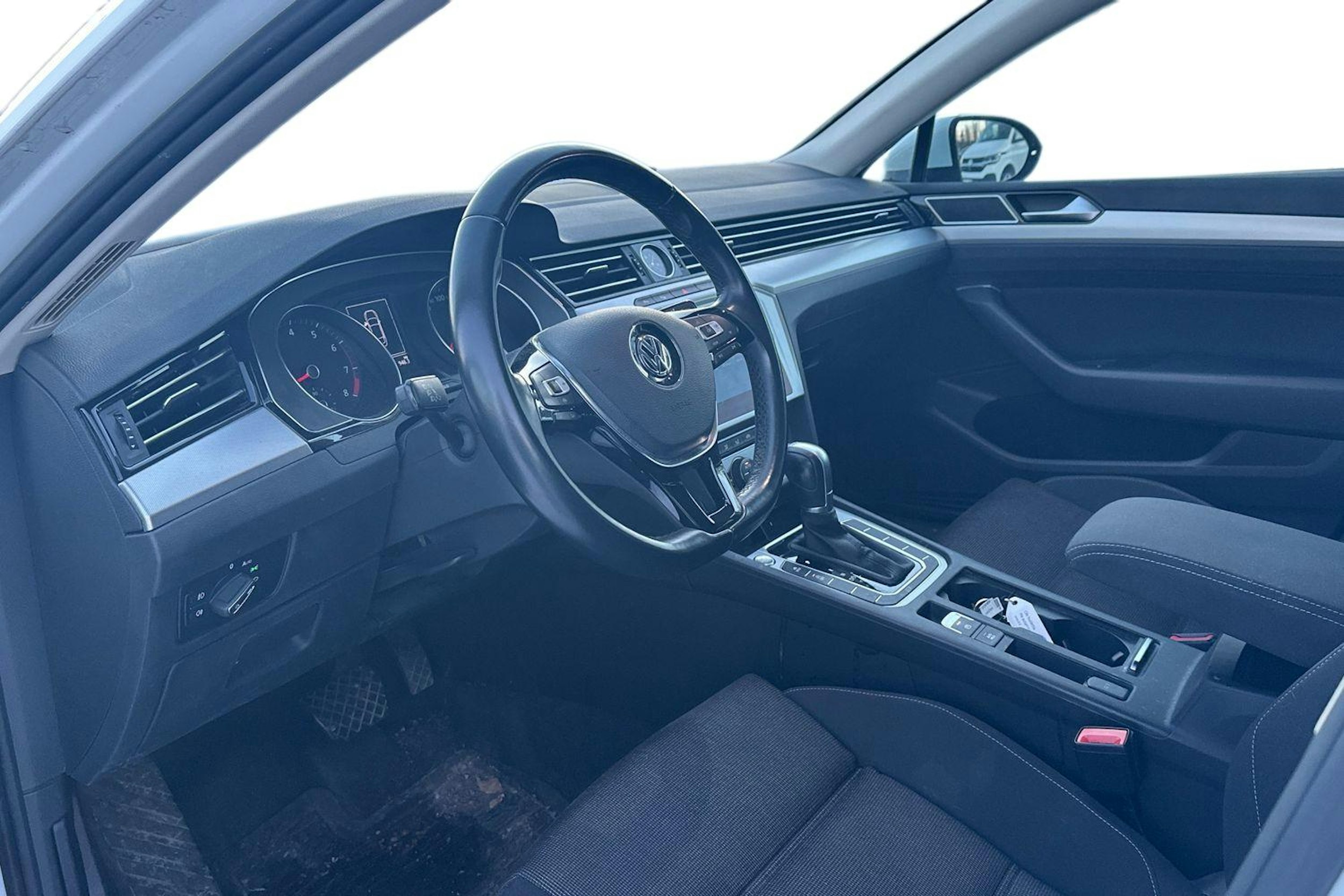 valkoinen Volkswagen Passat 2019 kuva 3.