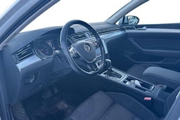 valkoinen Volkswagen Passat 2019 kuva 3.