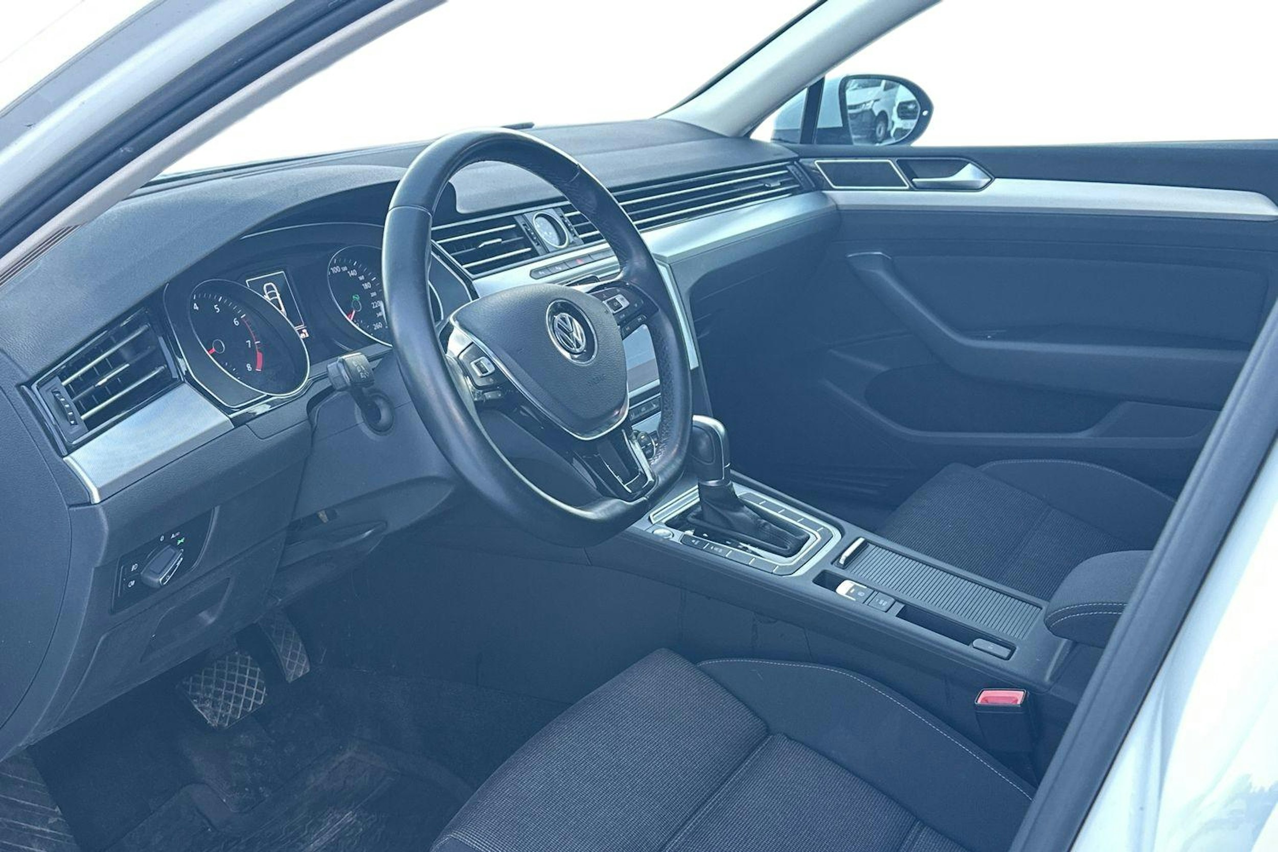 valkoinen Volkswagen Passat 2019 kuva 7.