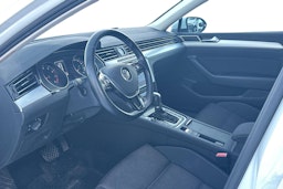 valkoinen Volkswagen Passat 2019 kuva 7.
