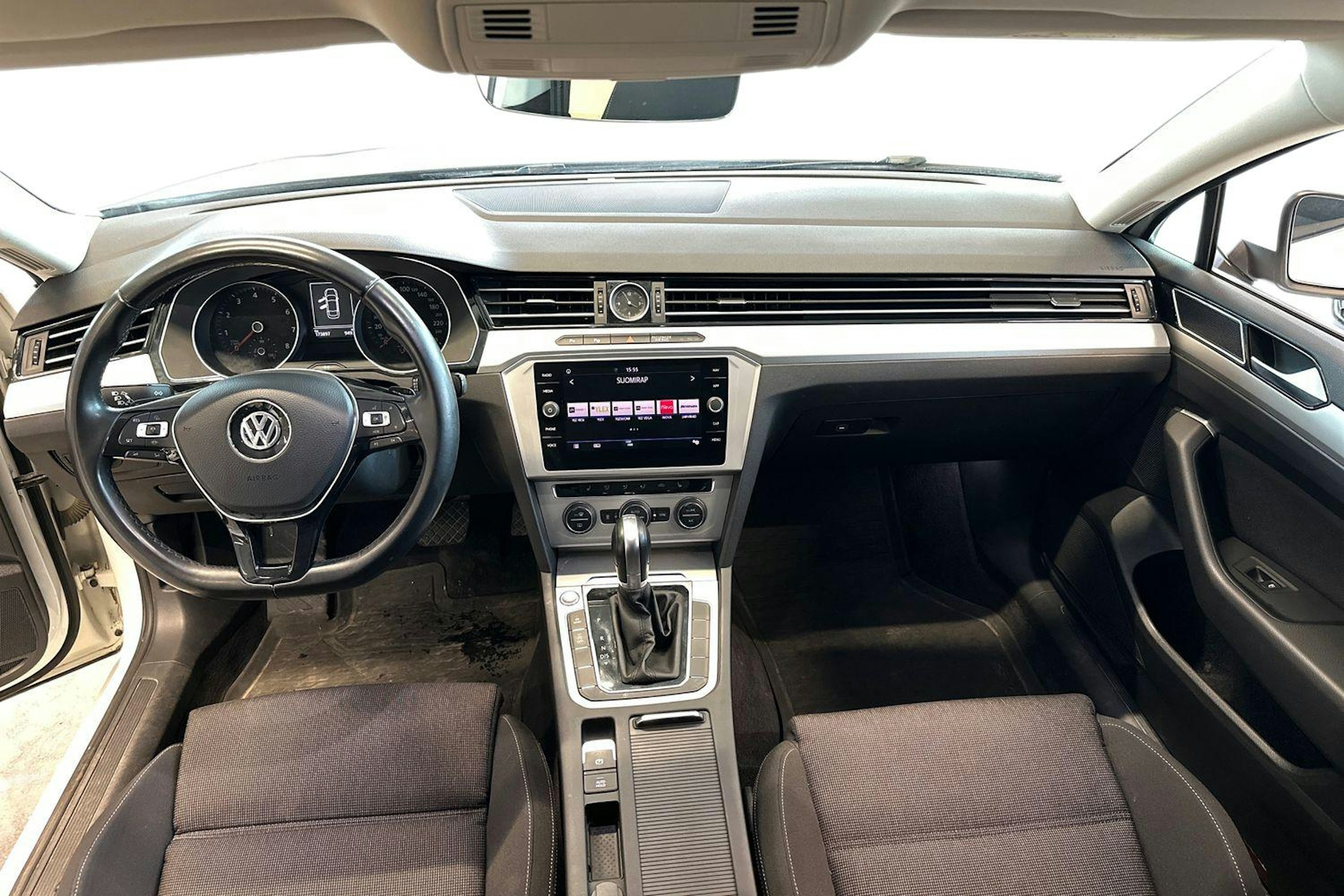 valkoinen Volkswagen Passat 2019 kuva 9.