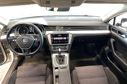 valkoinen Volkswagen Passat 2019 kuva 9.