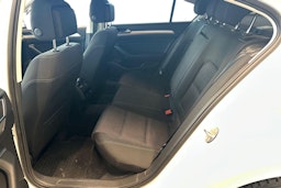 valkoinen Volkswagen Passat 2019 kuva 10.