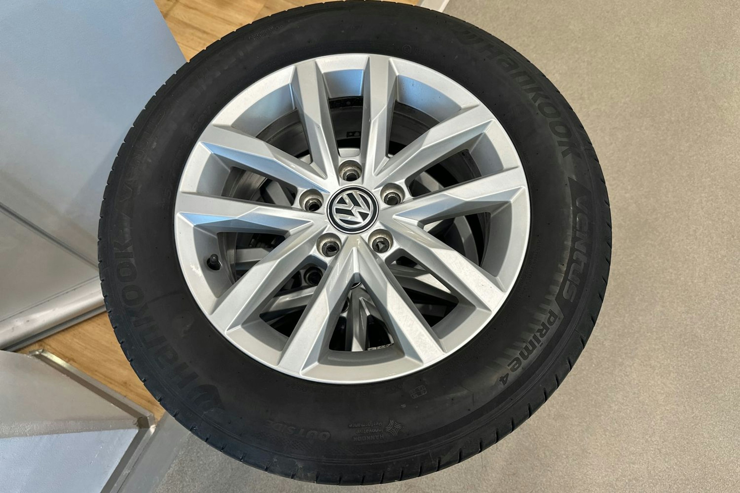 valkoinen Volkswagen Passat 2019 kuva 13.