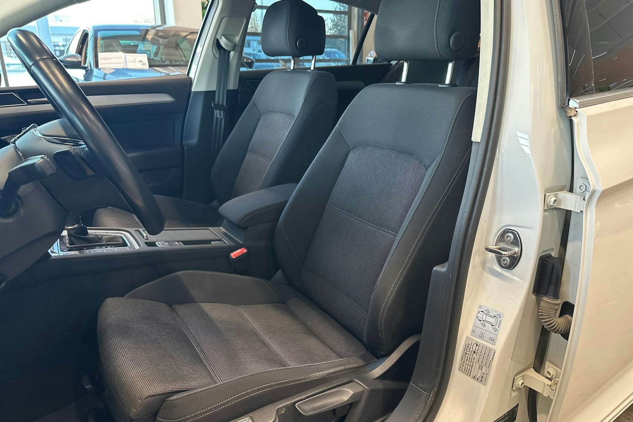 valkoinen Volkswagen Passat 2019 kuva 14.