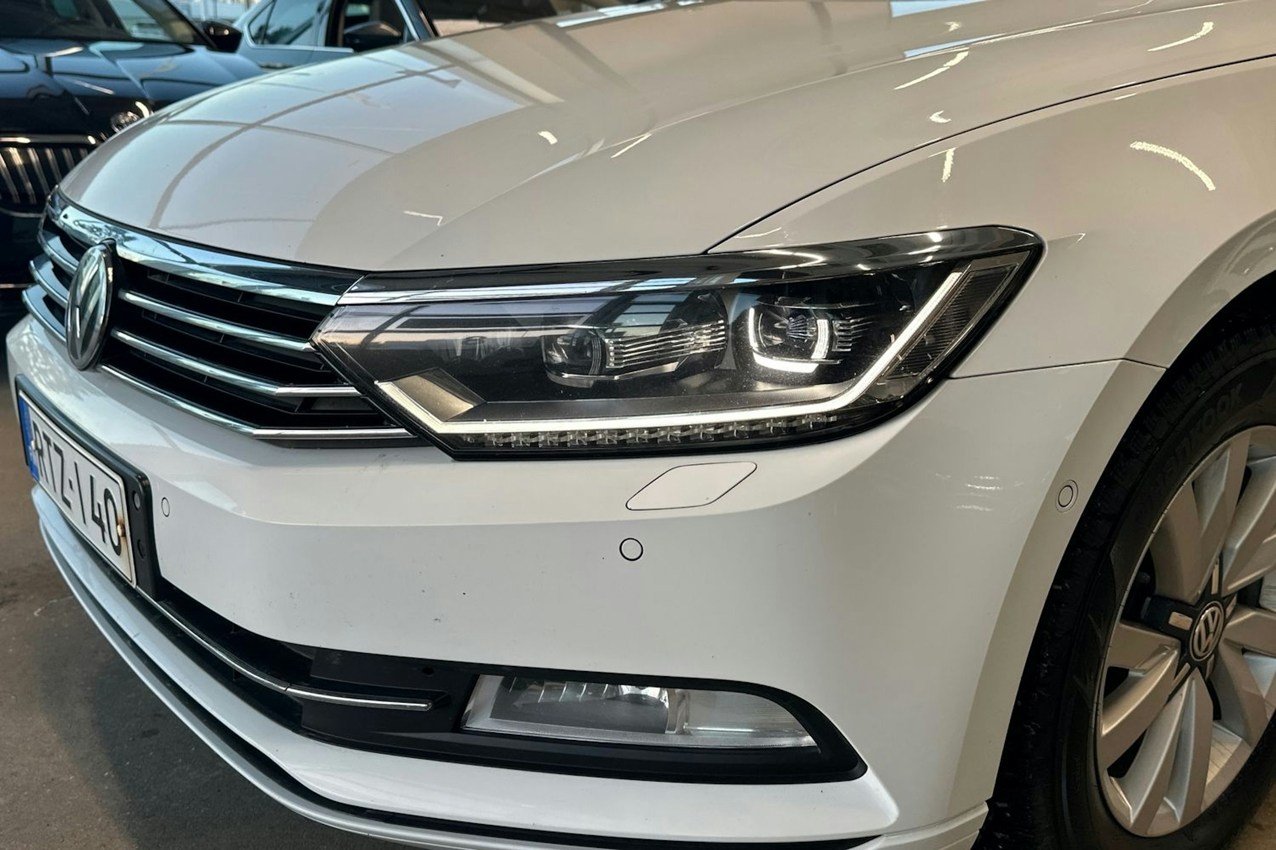 valkoinen Volkswagen Passat 2019 kuva 15.