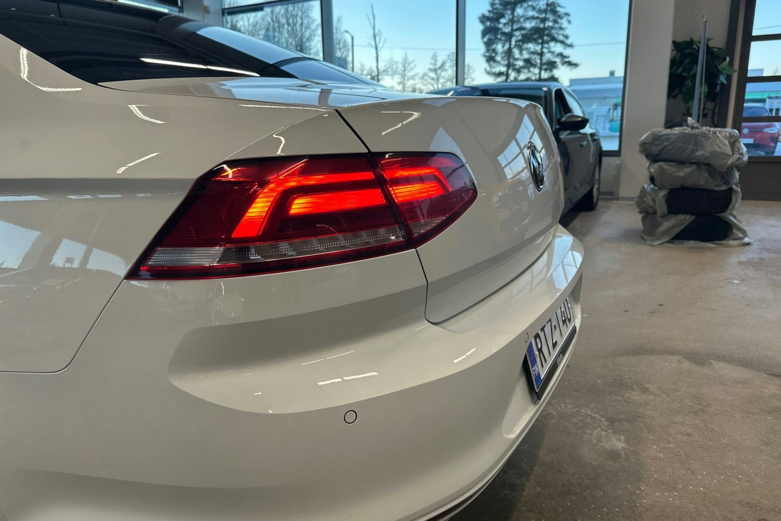 valkoinen Volkswagen Passat 2019 kuva 16.