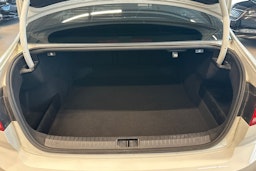 valkoinen Volkswagen Passat 2019 kuva 17.