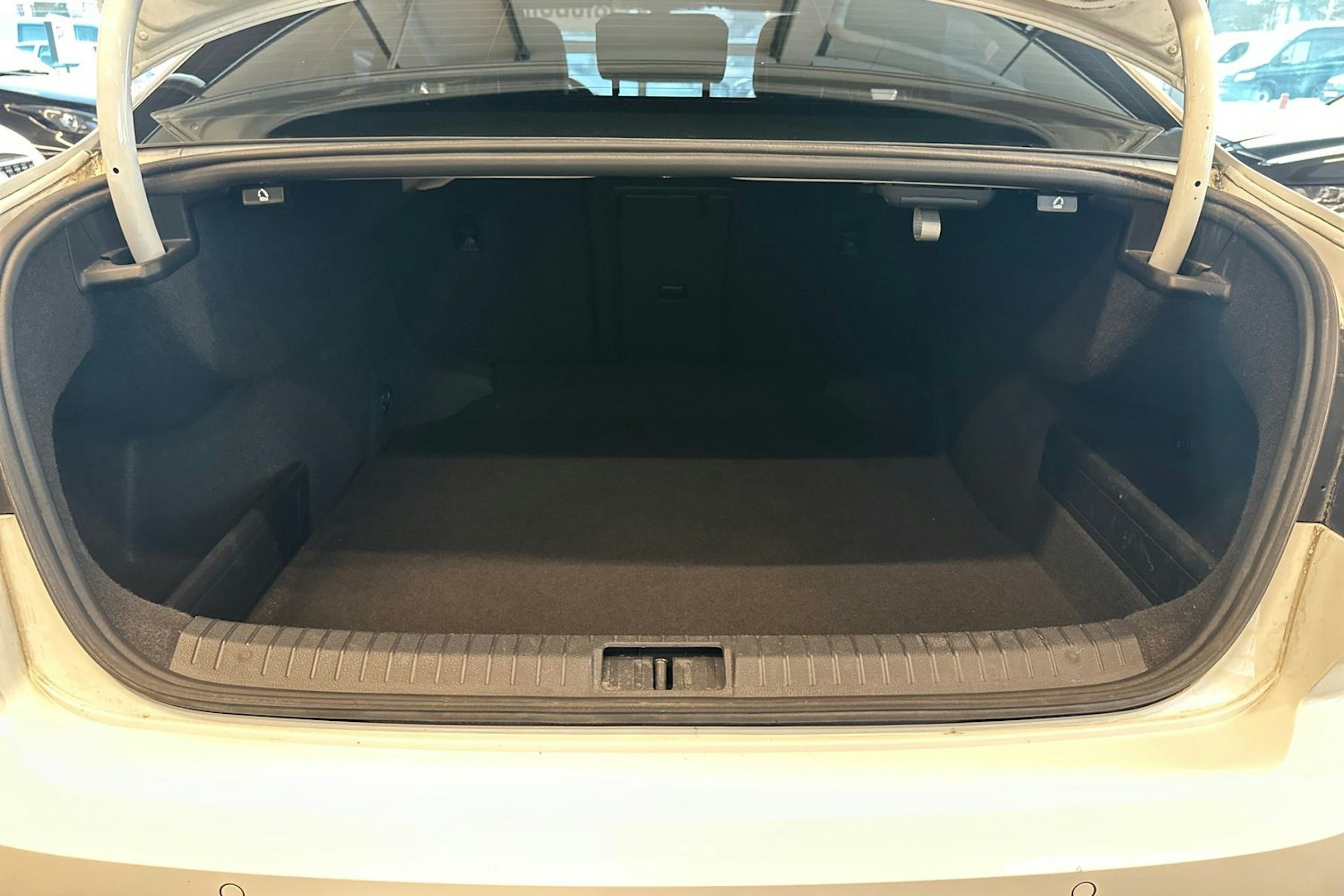 valkoinen Volkswagen Passat 2019 kuva 18.