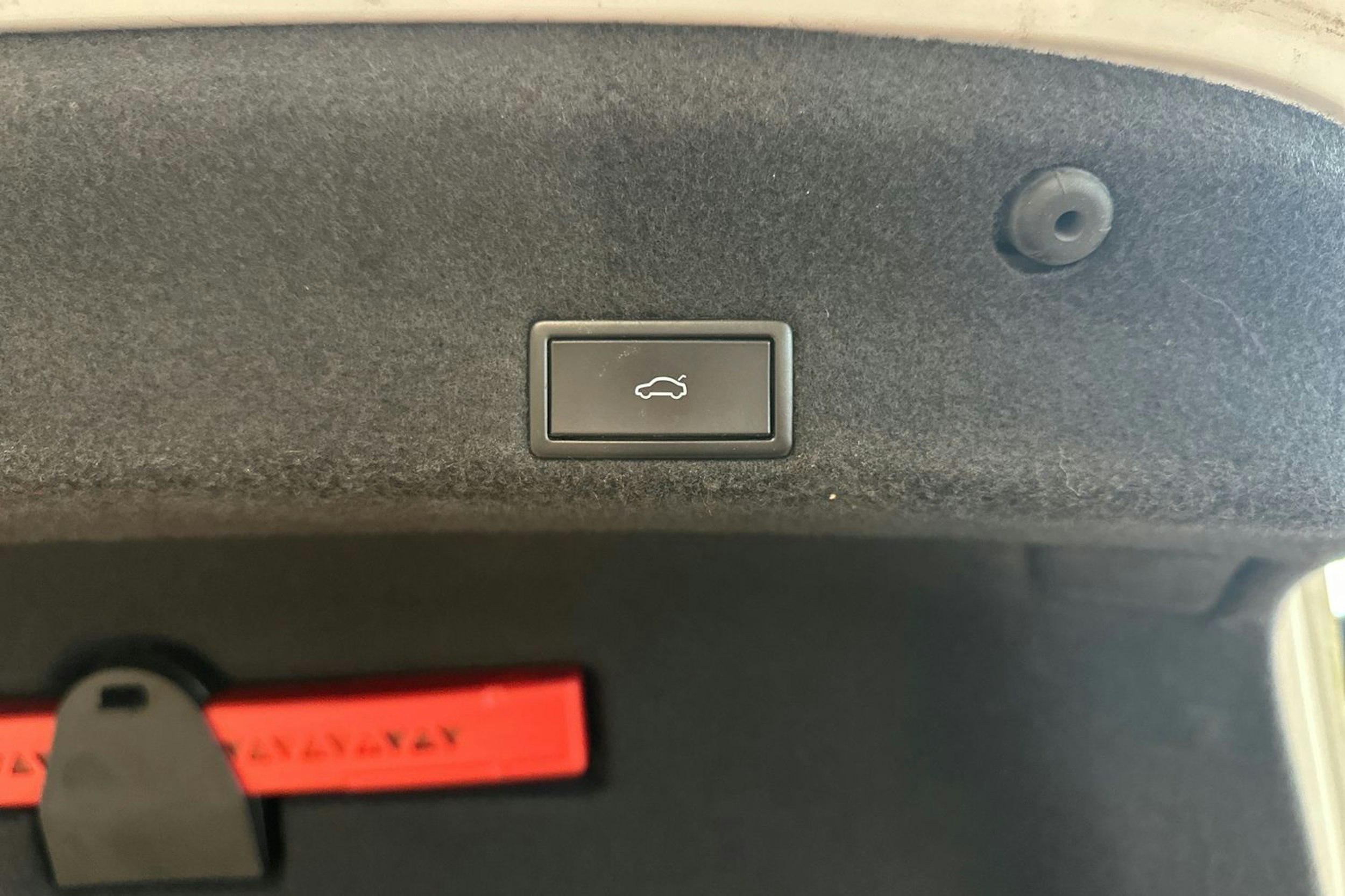 valkoinen Volkswagen Passat 2019 kuva 19.