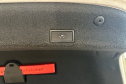 valkoinen Volkswagen Passat 2019 kuva 19.