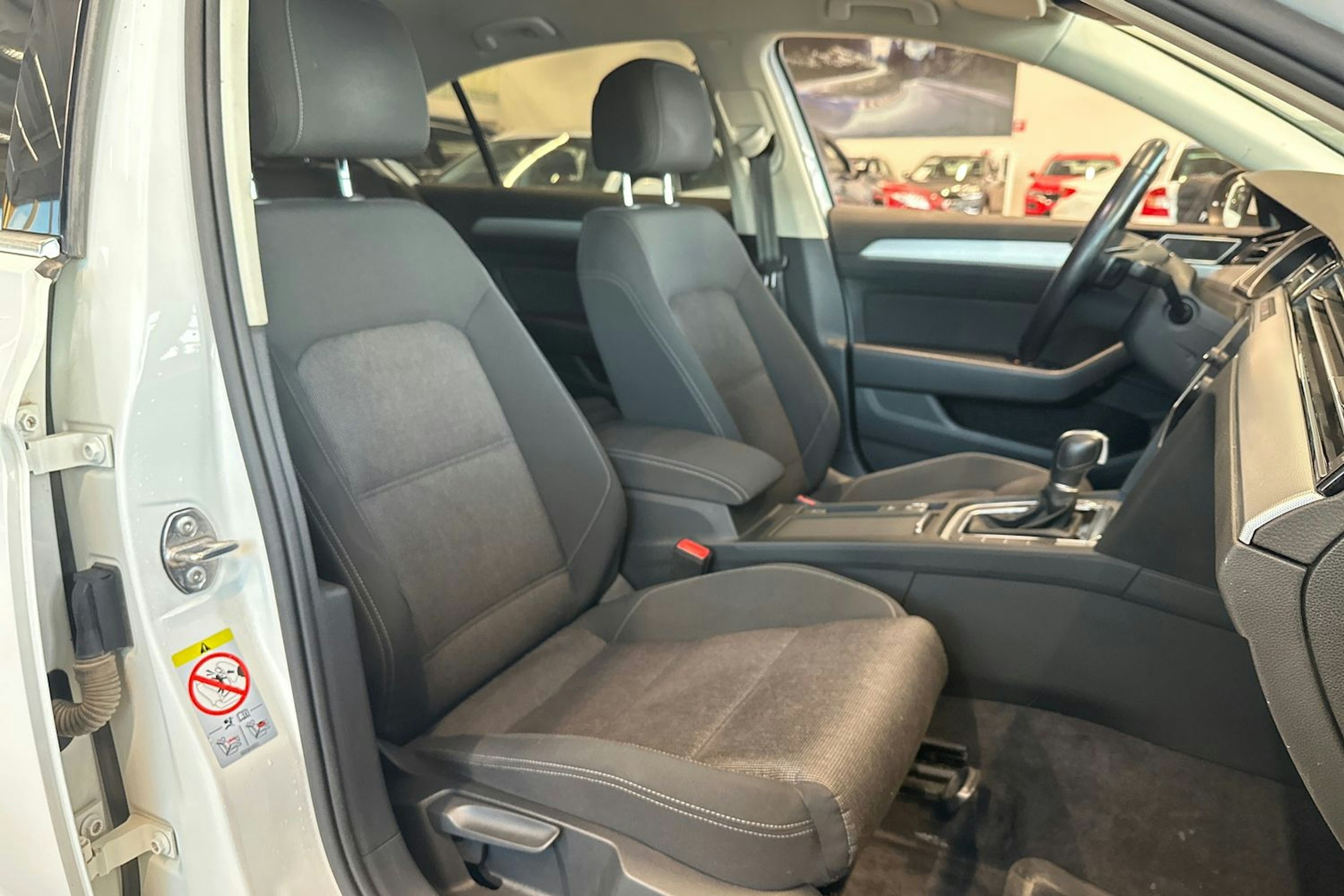 valkoinen Volkswagen Passat 2019 kuva 20.