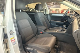 valkoinen Volkswagen Passat 2019 kuva 20.