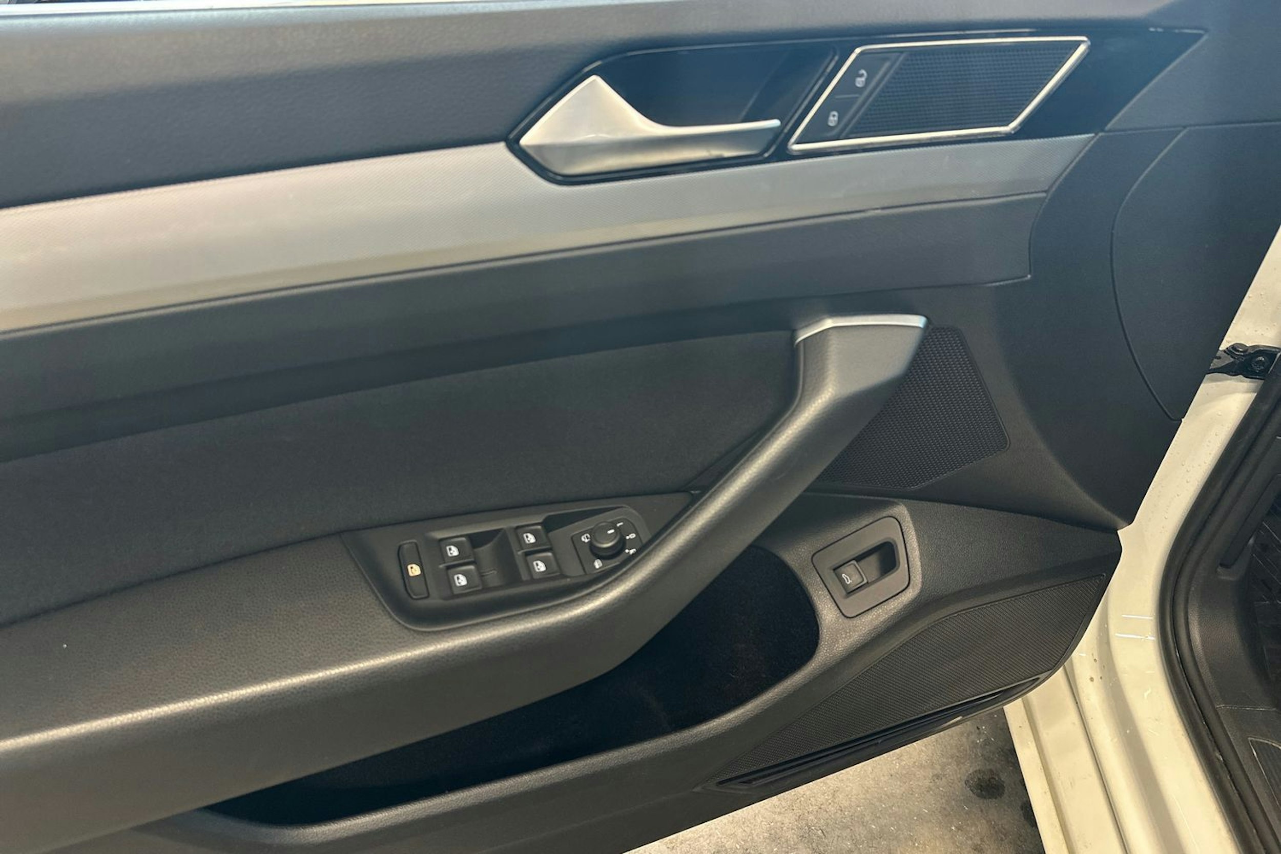 valkoinen Volkswagen Passat 2019 kuva 22.