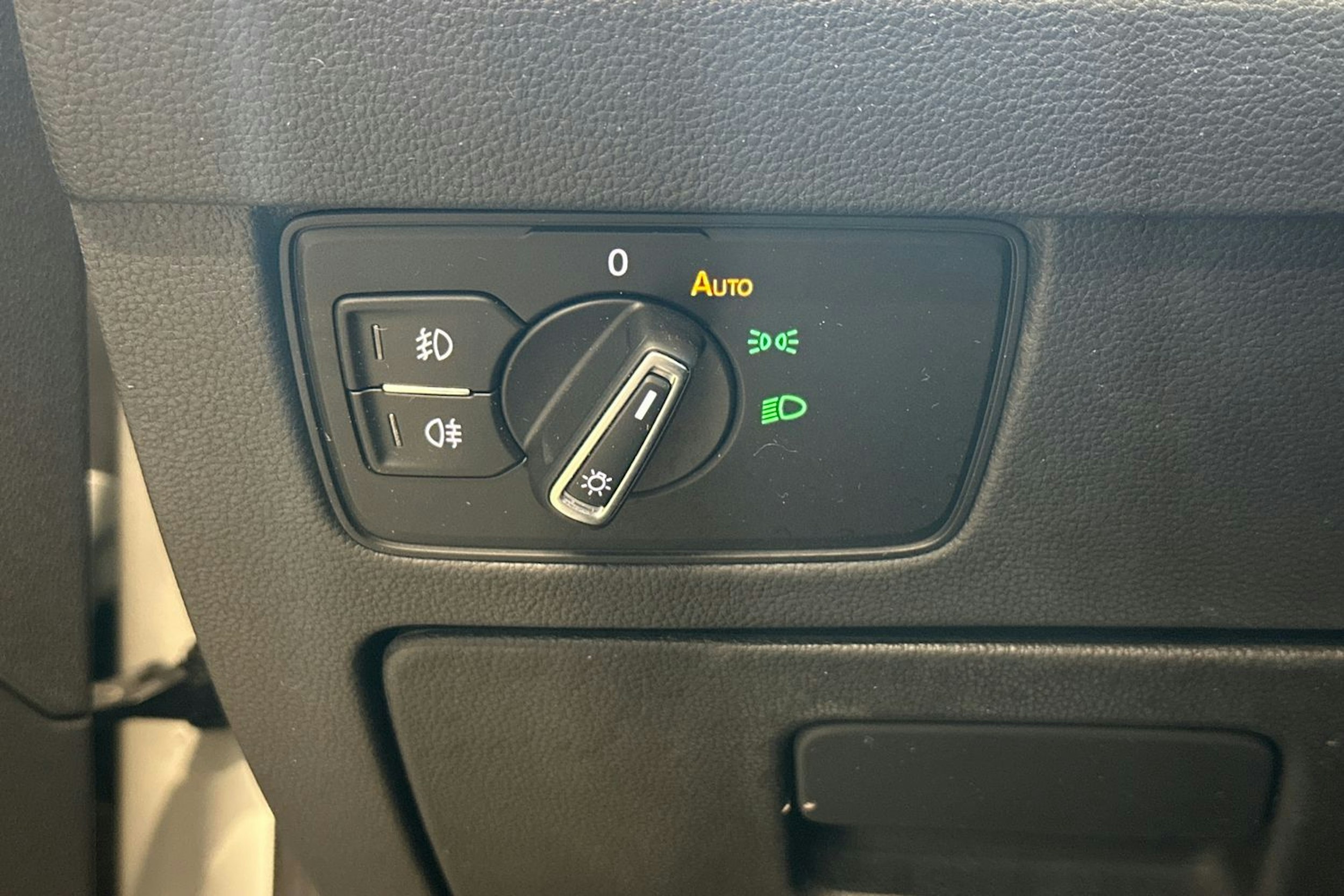 valkoinen Volkswagen Passat 2019 kuva 23.