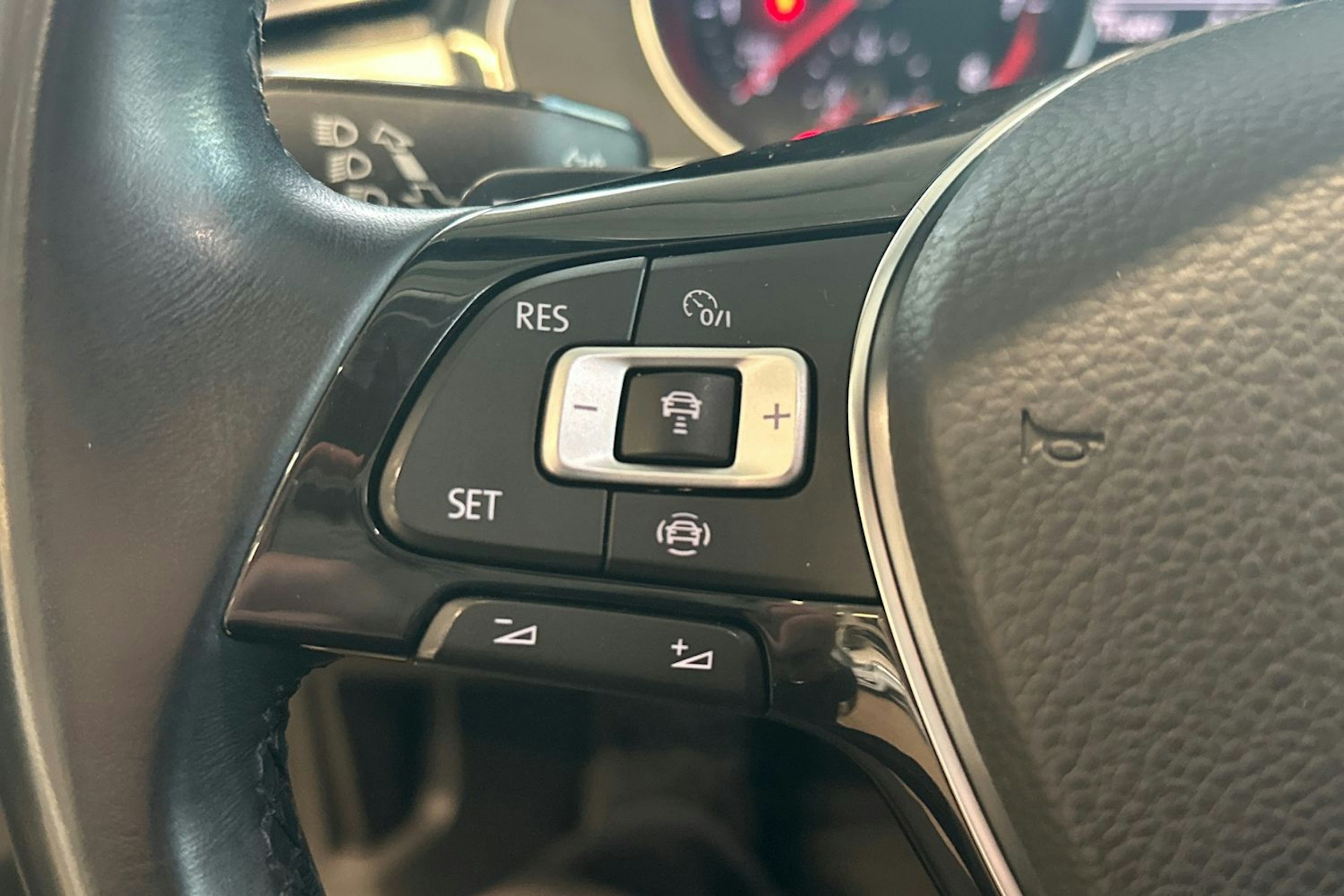 valkoinen Volkswagen Passat 2019 kuva 24.