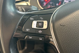 valkoinen Volkswagen Passat 2019 kuva 24.