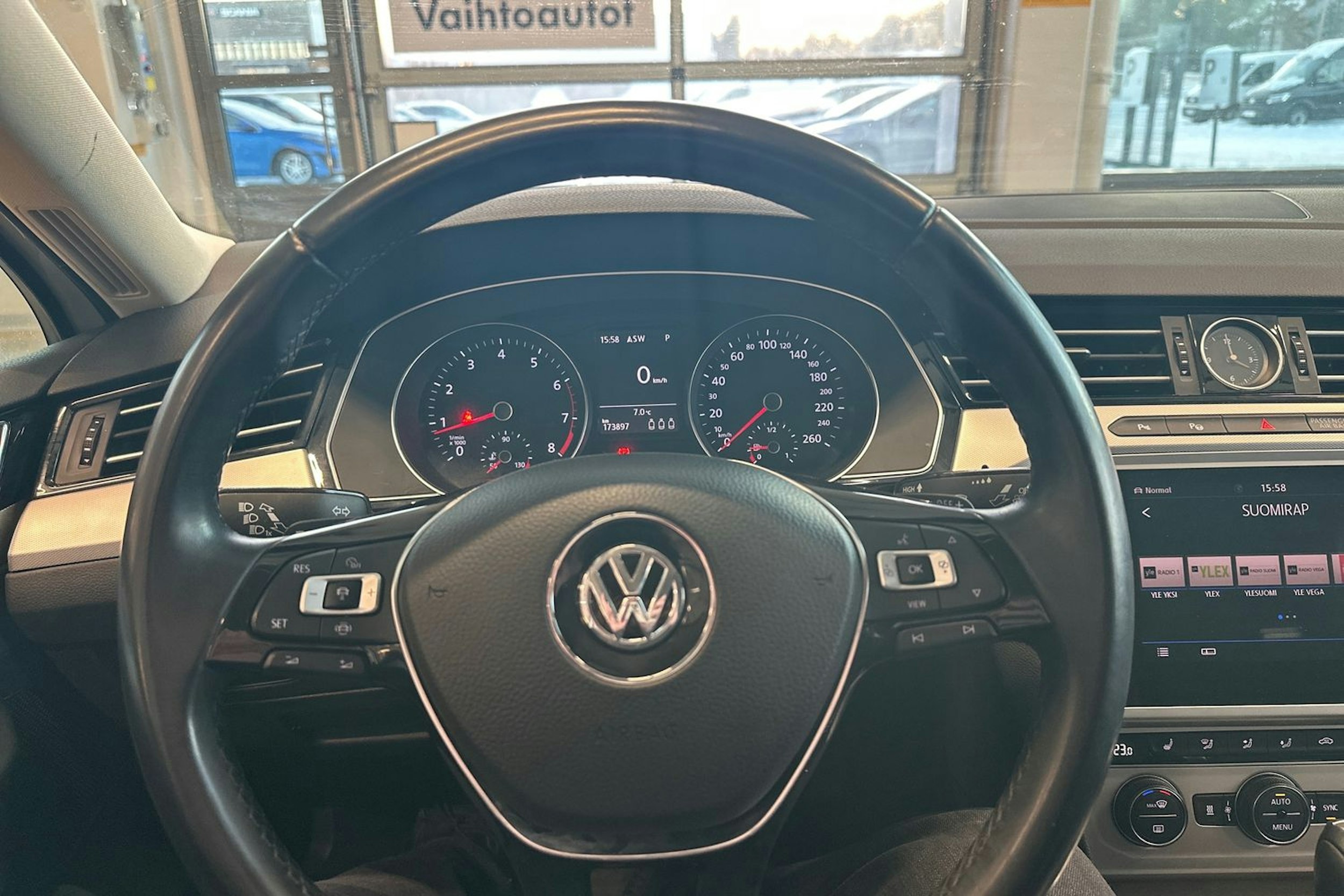 valkoinen Volkswagen Passat 2019 kuva 26.