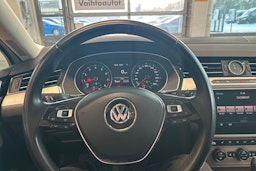 valkoinen Volkswagen Passat 2019 kuva 26.