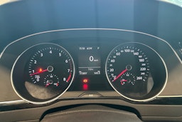 valkoinen Volkswagen Passat 2019 kuva 27.