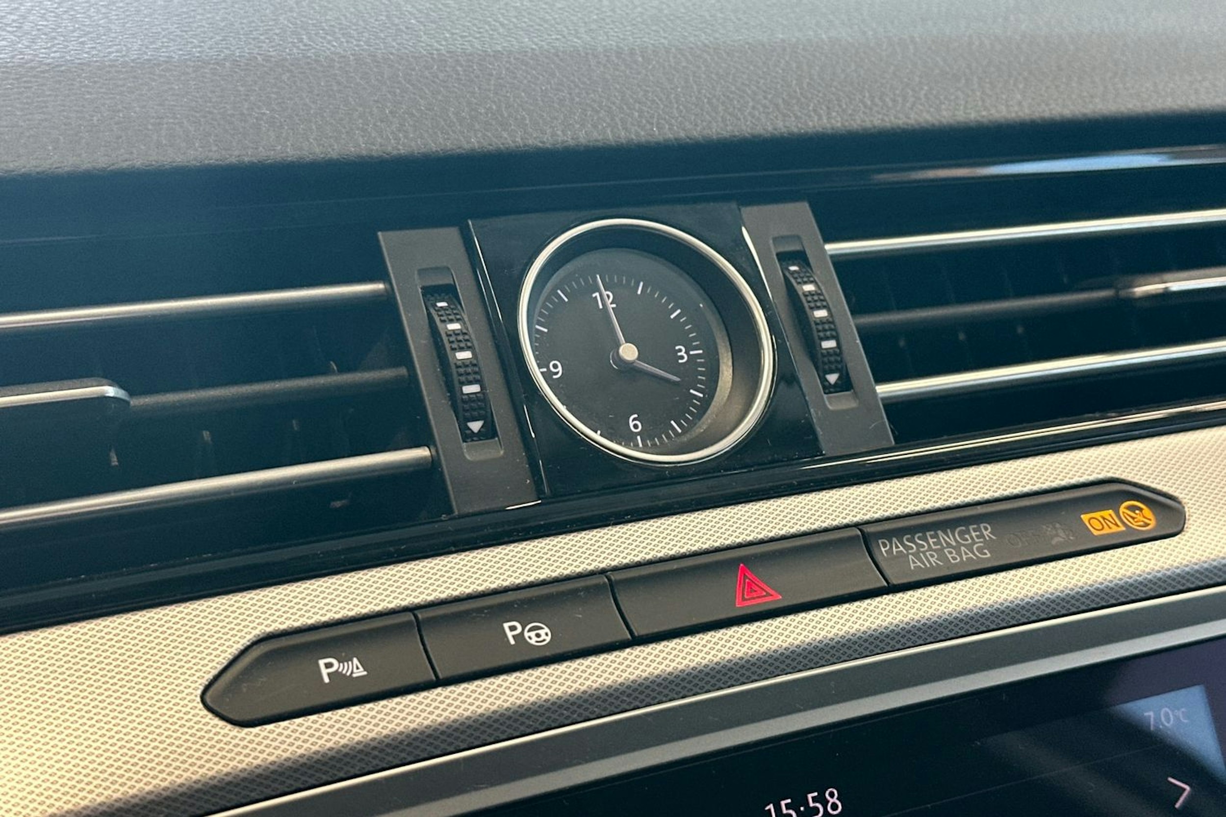 valkoinen Volkswagen Passat 2019 kuva 29.