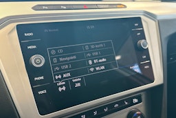 valkoinen Volkswagen Passat 2019 kuva 30.