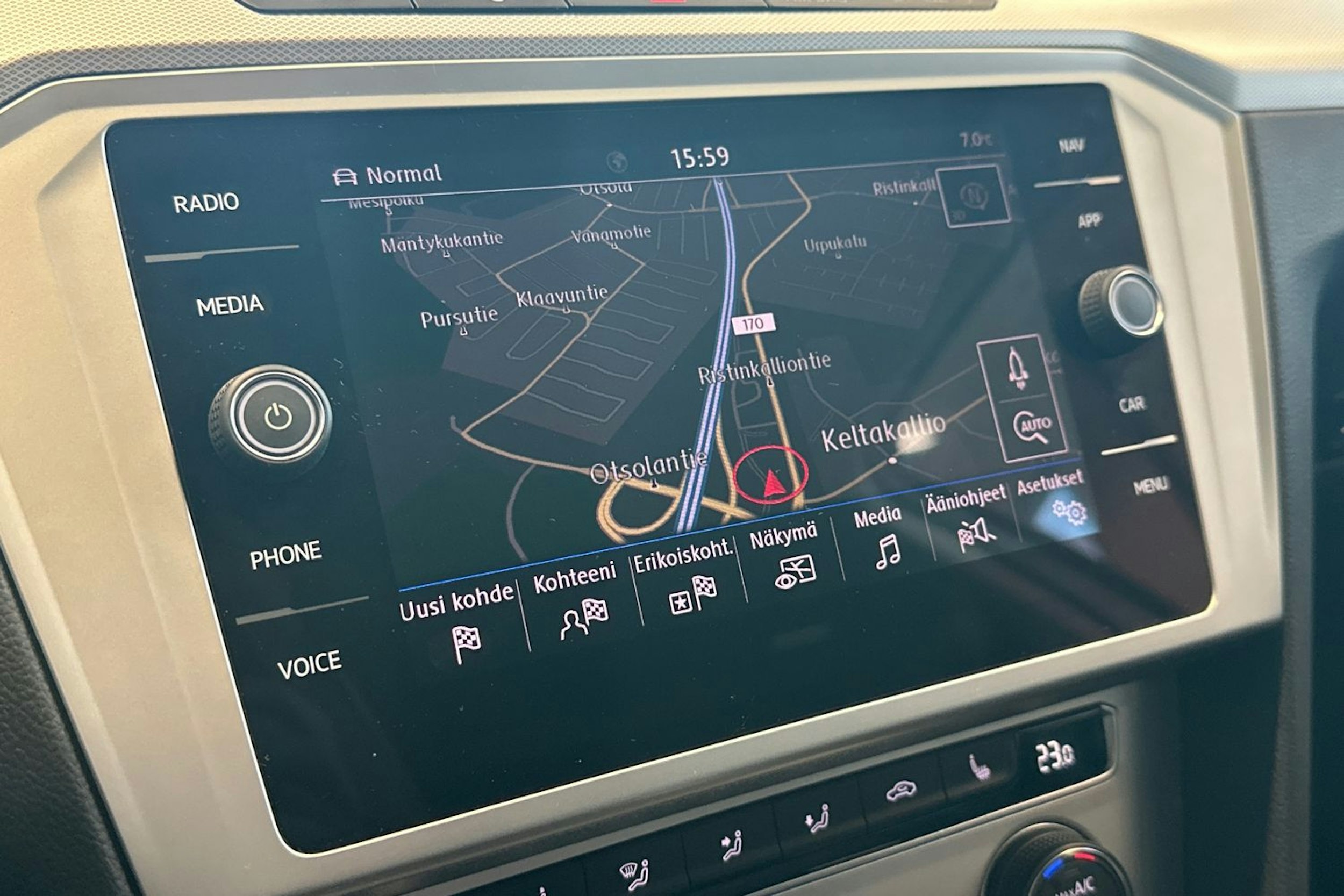 valkoinen Volkswagen Passat 2019 kuva 31.