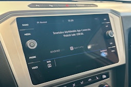 valkoinen Volkswagen Passat 2019 kuva 32.