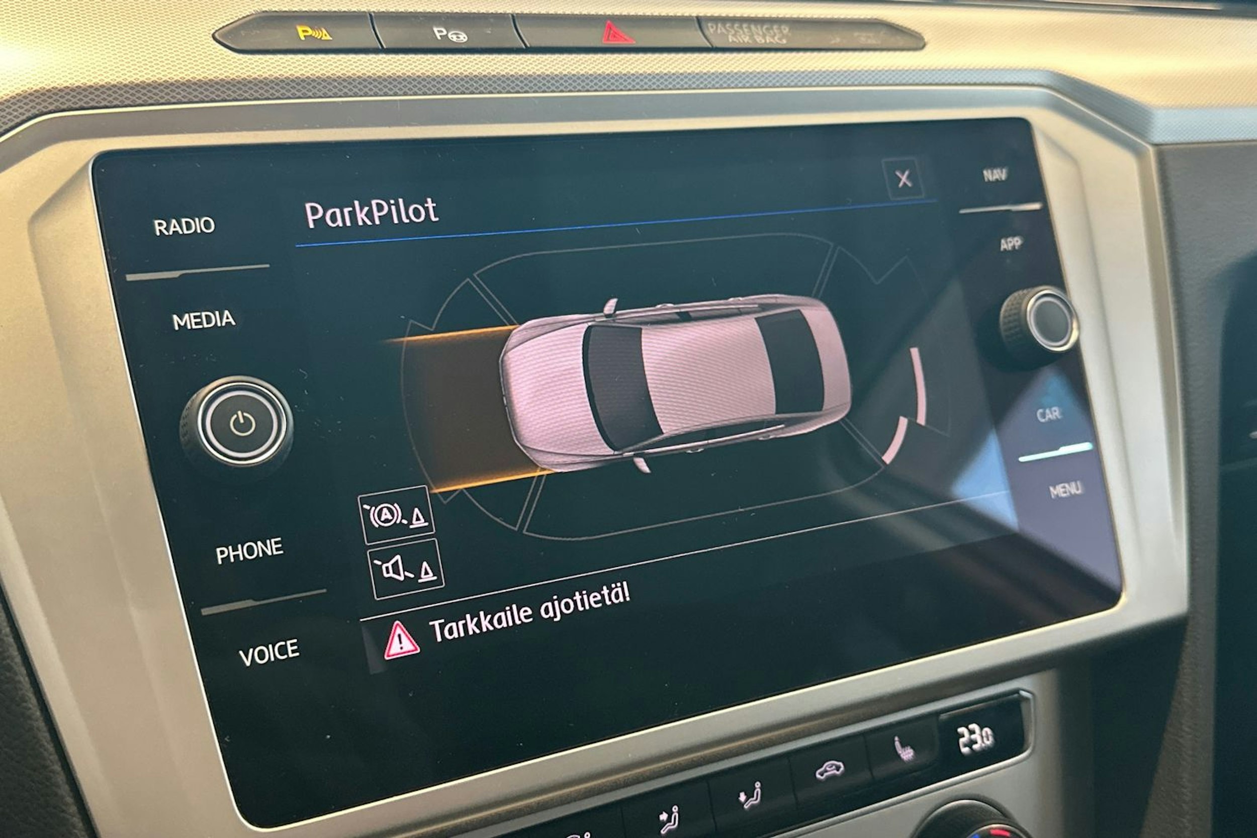 valkoinen Volkswagen Passat 2019 kuva 33.