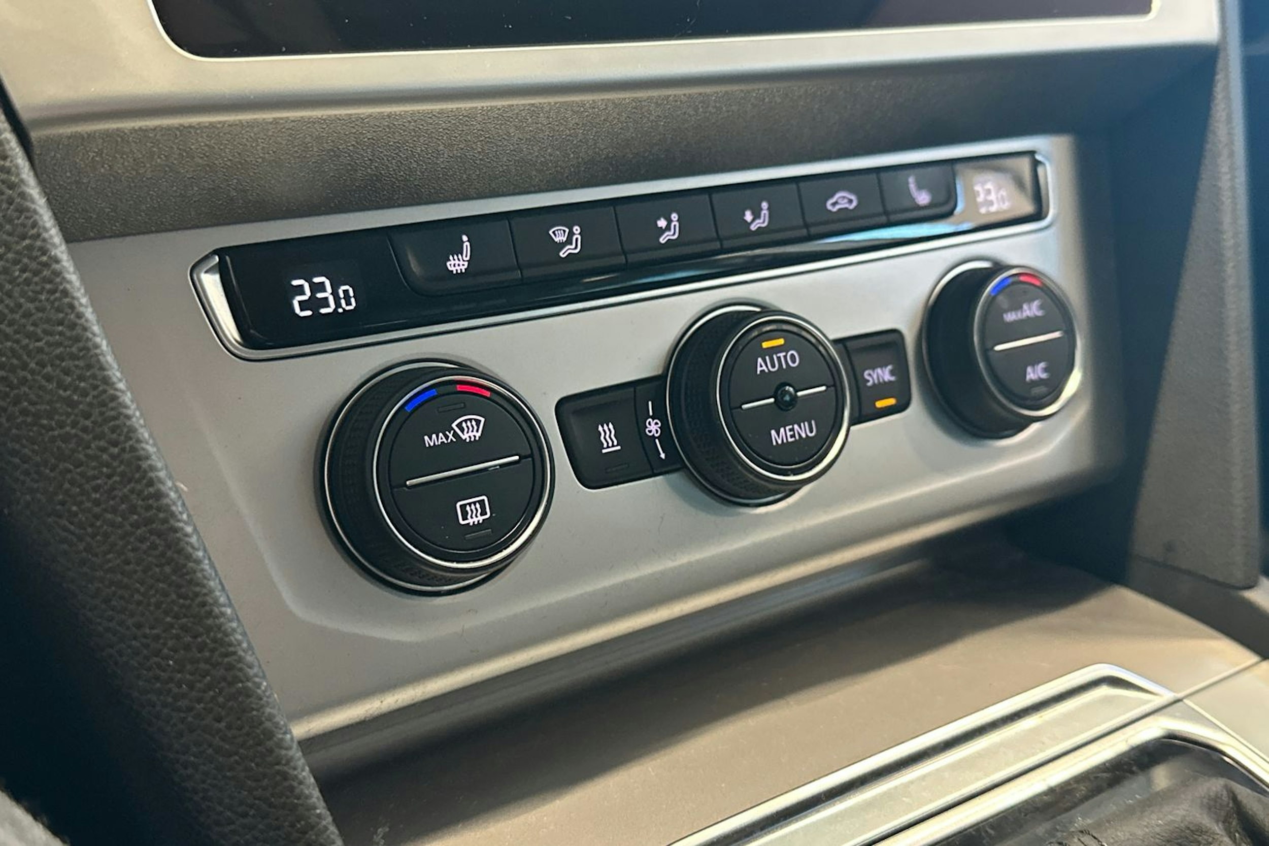 valkoinen Volkswagen Passat 2019 kuva 34.