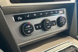 valkoinen Volkswagen Passat 2019 kuva 34.